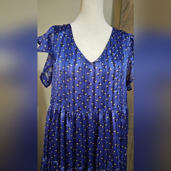 CES FEMME Satin flowy ruffle layered ditsy flower print dress in Blue. Size 4 - Picture 4 of 11